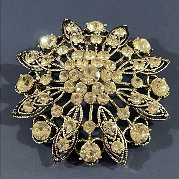 Elegant Silver Rhinestone Brooch - Picture 1 of 4